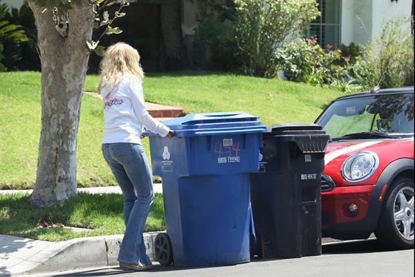 Rachel McAdams throws out the trash in Beverly Hills August 3, 2012