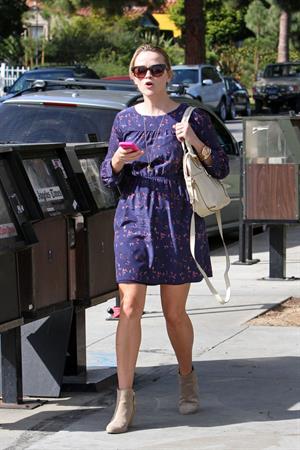 Reese Witherspoon - Out in Santa Monica (01.02.2013)