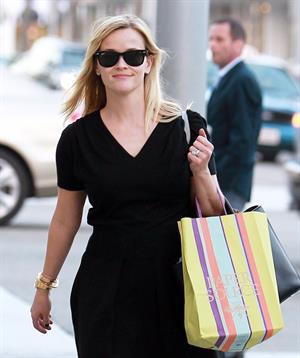 Reese Witherspoon after shopping in Beverly Hills (05.02.2013) 