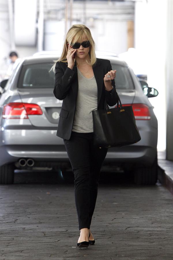 Reese Witherspoon - On the phone in Los Angeles (11.02.2013) 