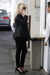 Reese Witherspoon - On the phone in Los Angeles (11.02.2013) 