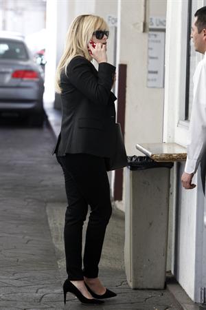 Reese Witherspoon - On the phone in Los Angeles (11.02.2013) 