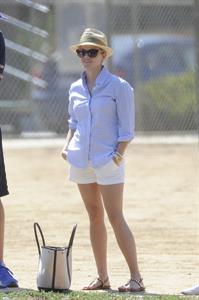 Reese Witherspoon Plays football with husband in Los Angeles (May 11, 2013) 