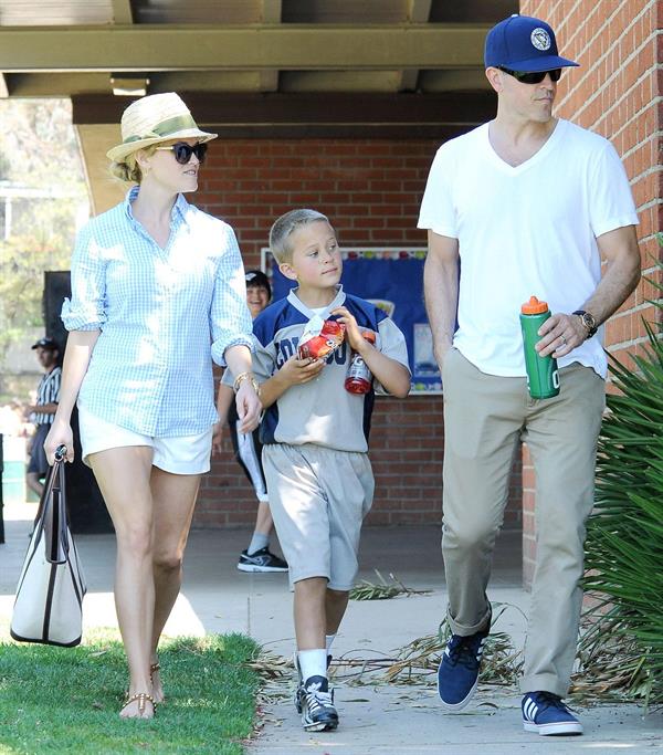 Reese Witherspoon Plays football with husband in Los Angeles (May 11, 2013) 