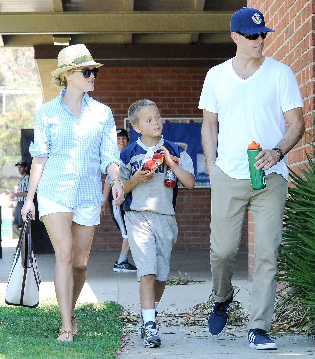 Reese Witherspoon Pictures Reese Witherspoon Plays football with husband in Los Angeles (May 11, 2013)