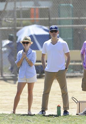 Reese Witherspoon Plays football with husband in Los Angeles (May 11, 2013) 