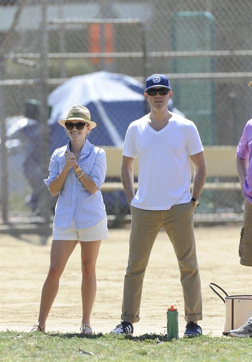 Reese Witherspoon Plays football with husband in Los Angeles (May 11, 2013) 