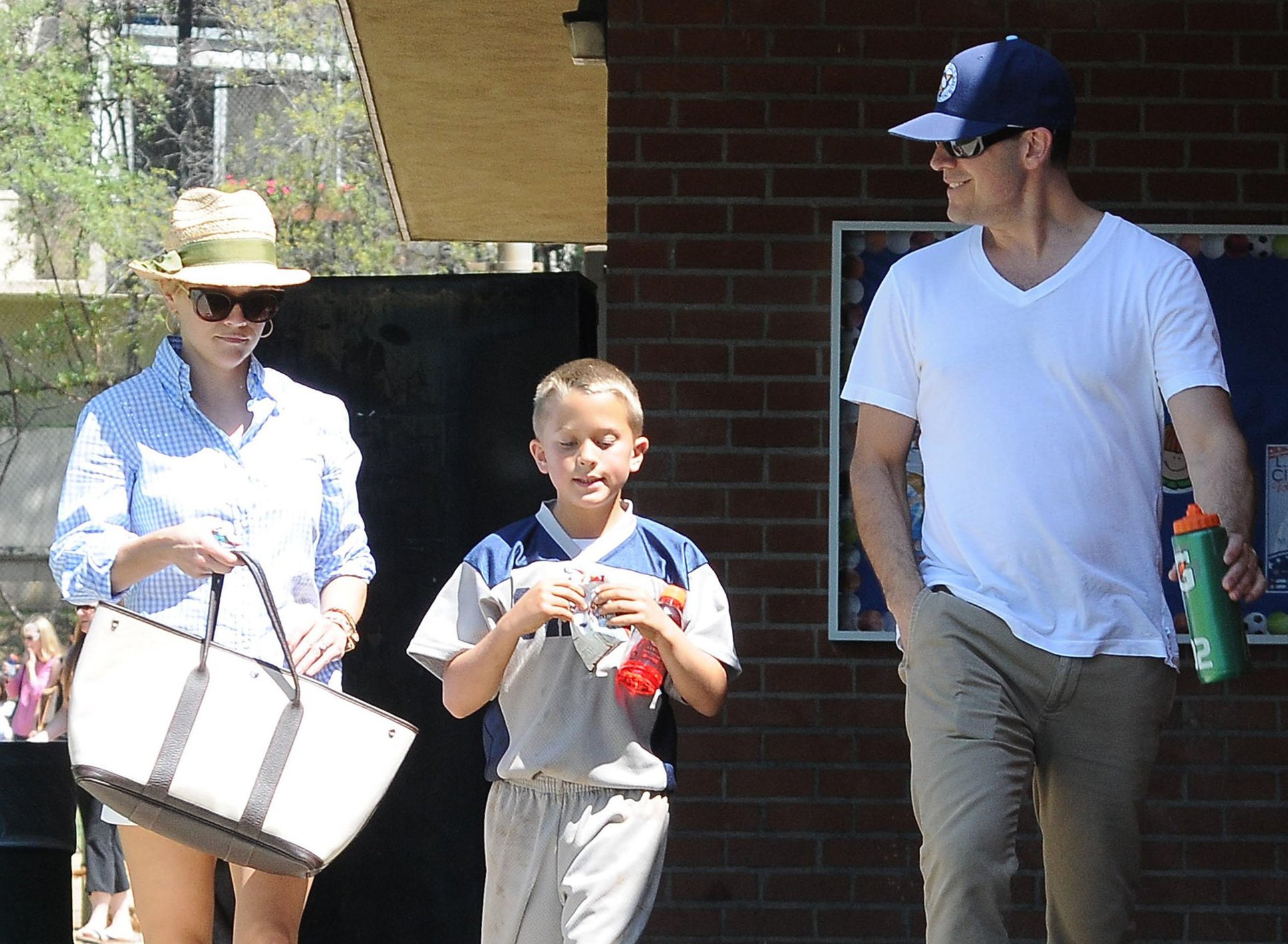 Reese Witherspoon Pictures Reese Witherspoon Plays football with husband in Los Angeles (May 11, 2013)