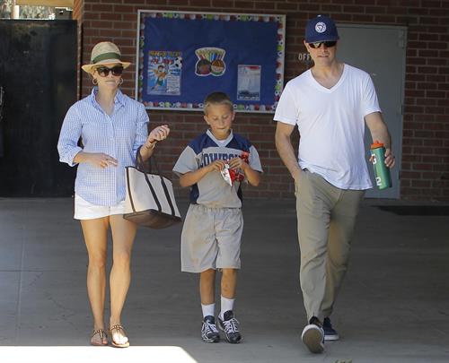 Reese Witherspoon Plays football with husband in Los Angeles (May 11, 2013) 