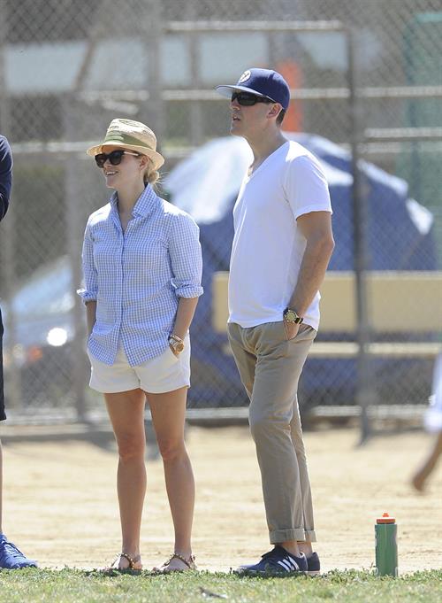 Reese Witherspoon Plays football with husband in Los Angeles (May 11, 2013) 