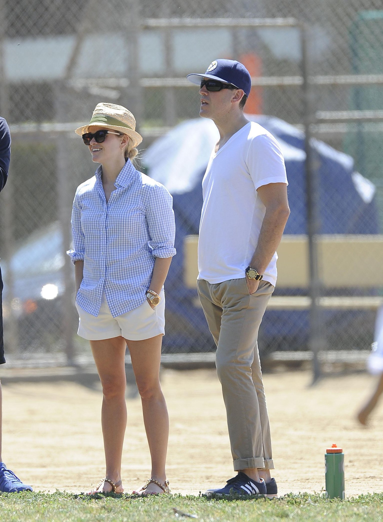 Reese Witherspoon Pictures Reese Witherspoon Plays football with husband in Los Angeles (May 11, 2013)
