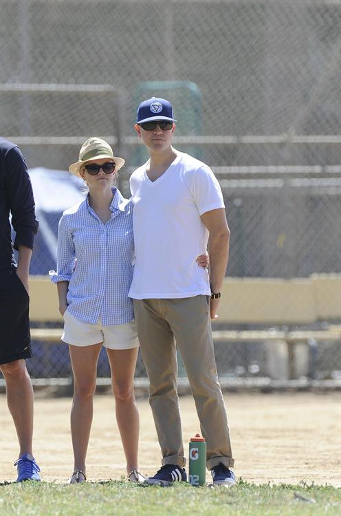 Reese Witherspoon Plays football with husband in Los Angeles (May 11, 2013) 