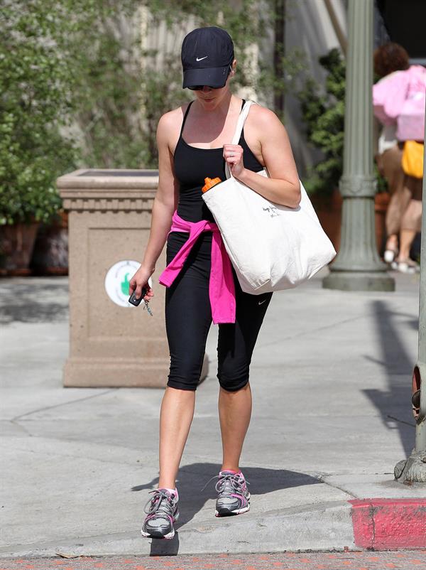 Reese Witherspoon on her way to the gym in Brentwood on May 30, 2013