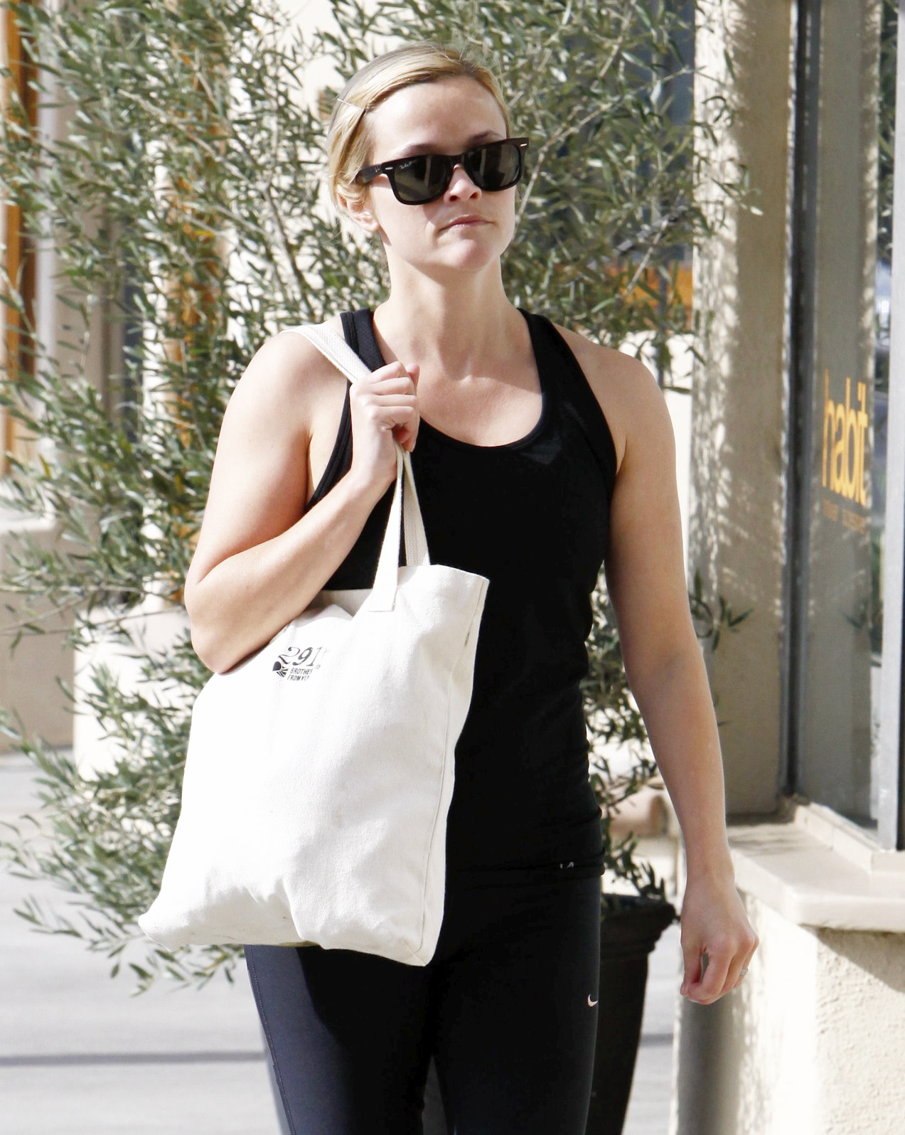 Reese Witherspoon - Heads to Kinetic Cycling for workout in Brentwood (21.06.2013) 