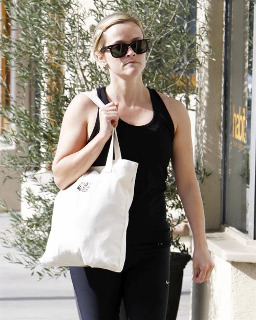 Reese Witherspoon - Heads to Kinetic Cycling for workout in Brentwood (21.06.2013) 