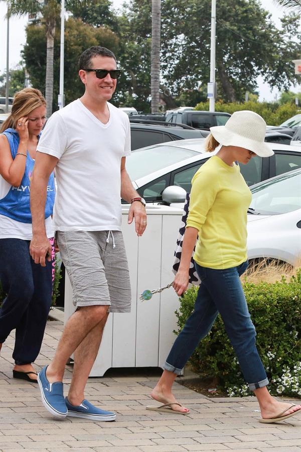 Reese Witherspoon - Out and about in Malibu (05.07.2013)  