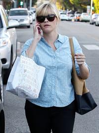Reese Witherspoon Chats on the telephone in Los Angeles (November 20, 2012) 