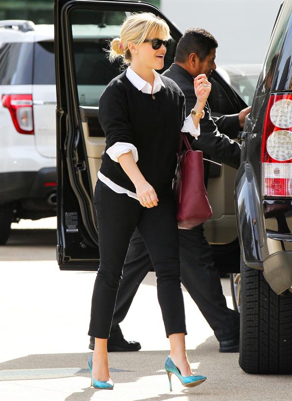 Reese Witherspoon Heads out for lunch in Beverly Hills (November 14, 2012) 