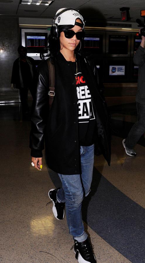 Rihanna Arrives back in Los Angeles after a flight form New York City June 3, 2012
