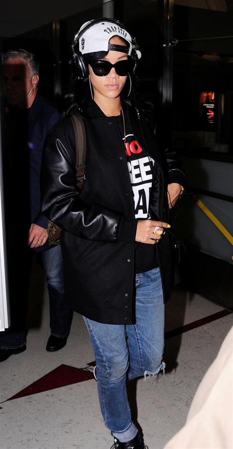 Rihanna Arrives back in Los Angeles after a flight form New York City June 3, 2012