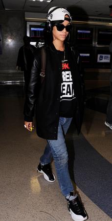Rihanna Arrives back in Los Angeles after a flight form New York City June 3, 2012