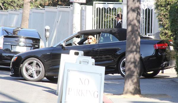 Rosie Huntington Whiteley - Running errands in West Hollywood (13.02.2013) 