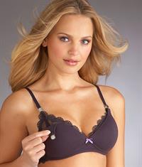 Elisandra Tomacheski in lingerie