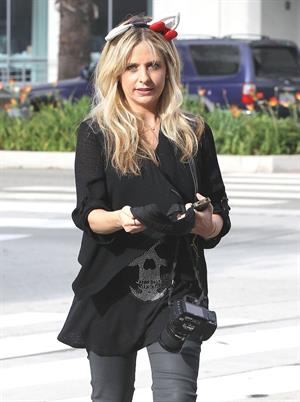 Sarah Michelle Gellar drops off her daughter at school in Santa Barbara  on Halloween 2012