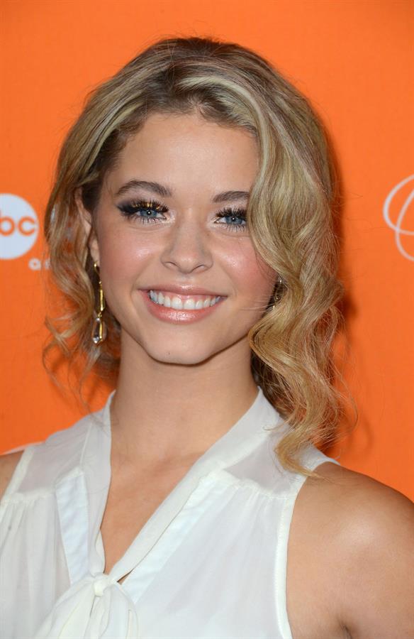 Sasha Pieterse Pretty Little Liars Halloween episode premiere 10/16/12 