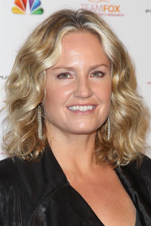Sherry Stringfield Raising The Bar To End Parkinson's (Dec 5, 2012) 