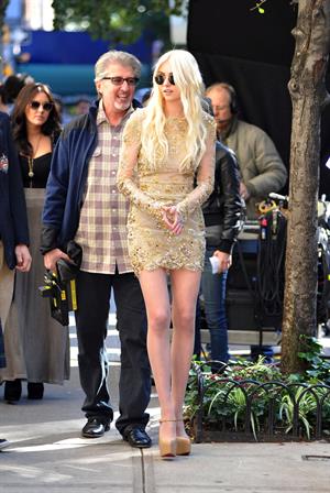 Taylor Momsen On Set of 'Gossip Girl' in New York City (10/16/12) 