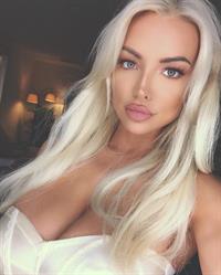 Lindsey Pelas taking a selfie