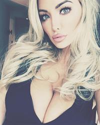 Lindsey Pelas taking a selfie