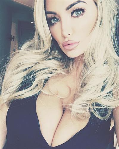 Lindsey Pelas taking a selfie