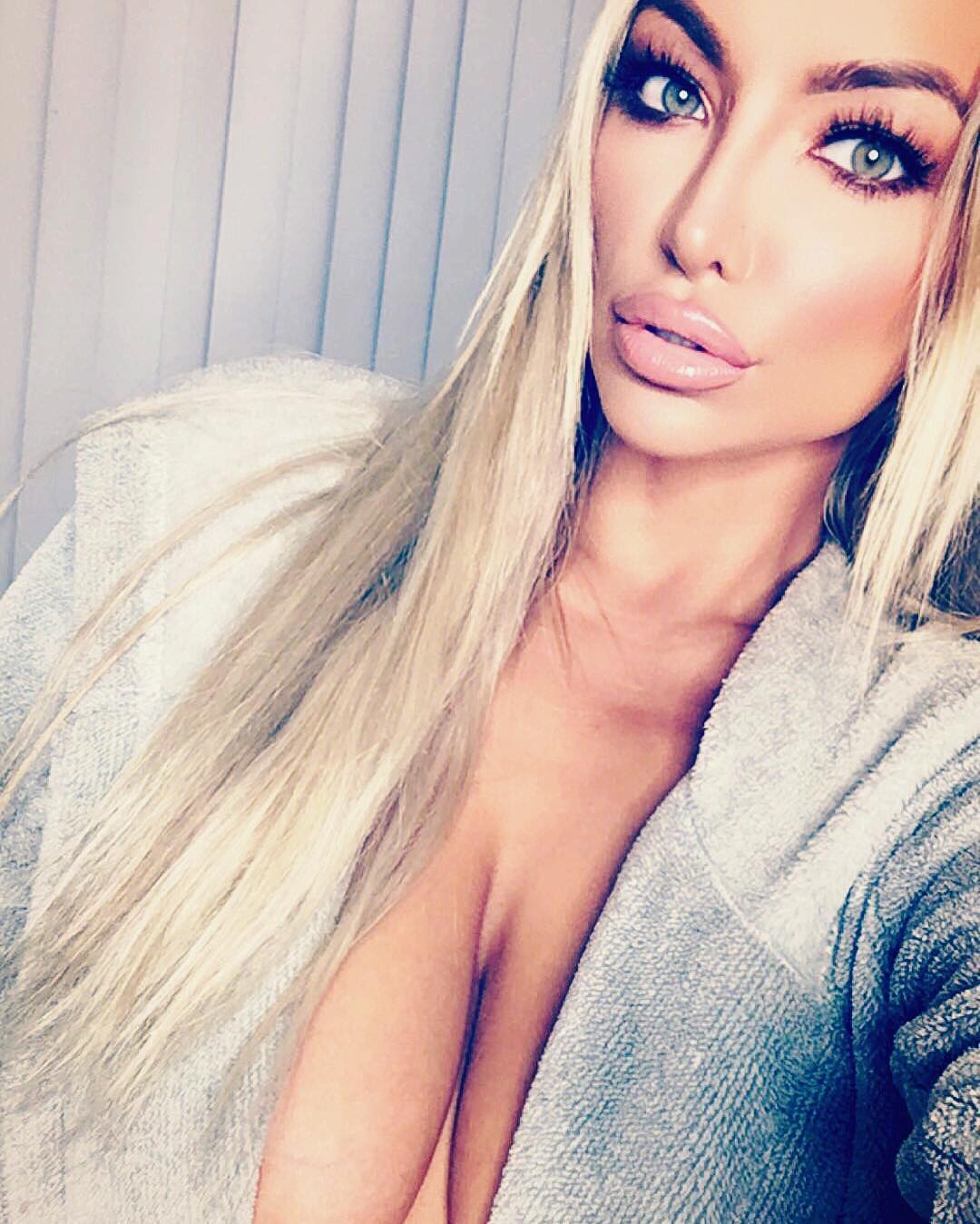 Lindsey Pelas taking a selfie