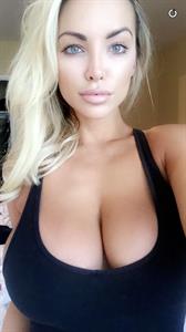 Lindsey Pelas taking a selfie