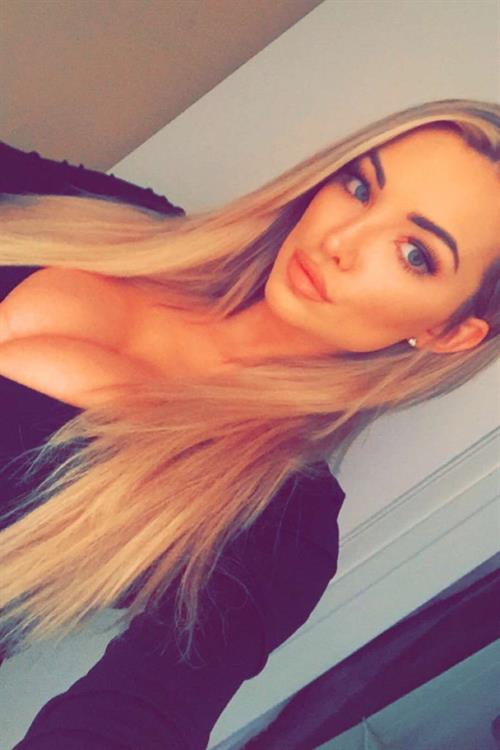 Lindsey Pelas taking a selfie