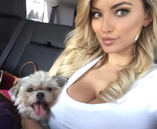 Lindsey Pelas