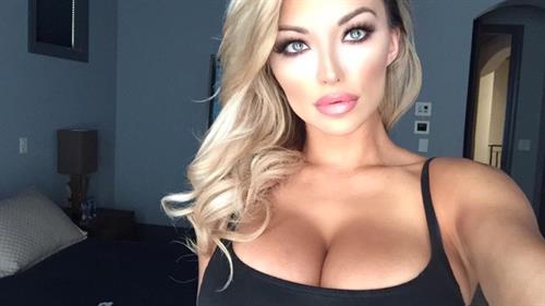 Lindsey Pelas