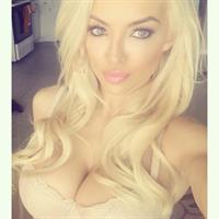 Lindsey Pelas taking a selfie