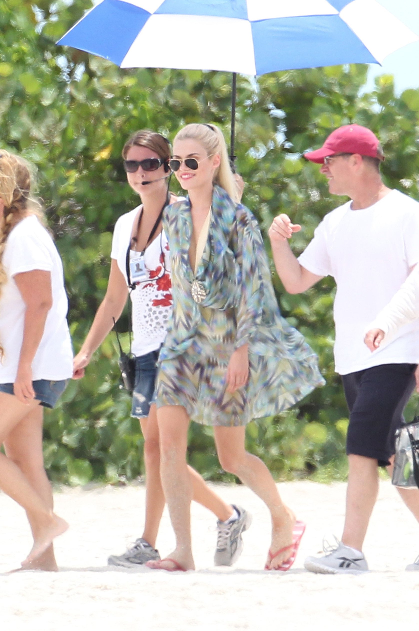 Minka Kelly, Annie Ilonzeh and Rachael Taylor film Charlie's Angels on a beach in Miami 02-09-11