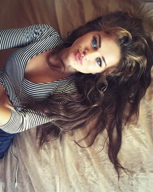 Rosie Mac taking a selfie