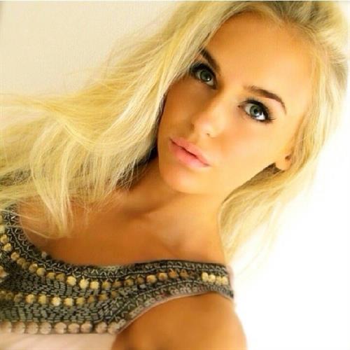 Anna Nyström taking a selfie