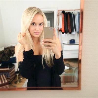 Anna Nyström taking a selfie