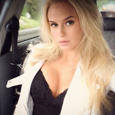 Anna Nyström taking a selfie