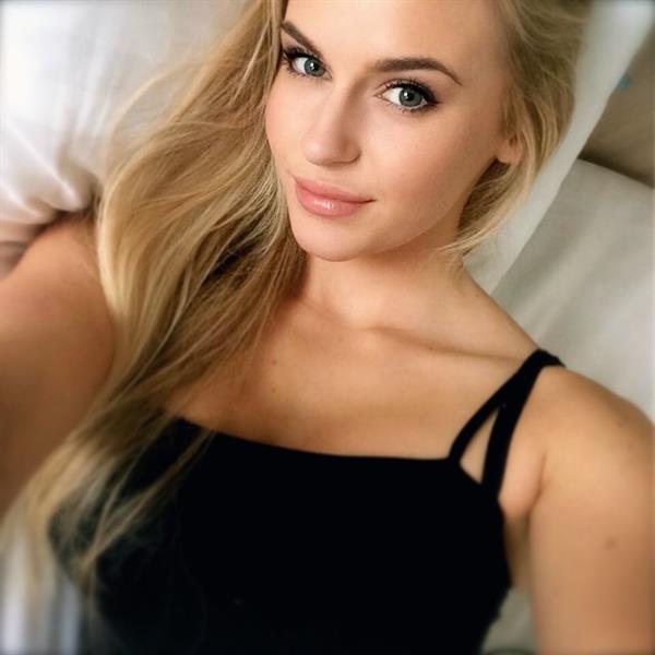 Anna Nyström taking a selfie