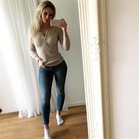 Anna Nyström in Yoga Pants taking a selfie