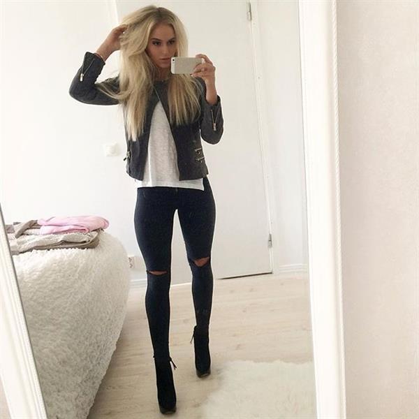 Anna Nyström taking a selfie