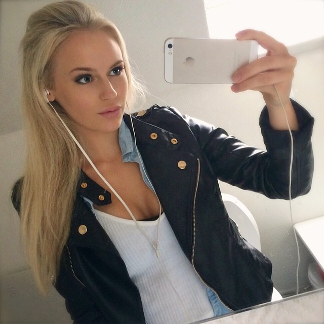 Anna Nyström taking a selfie