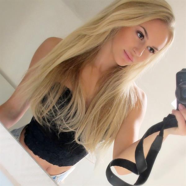 Anna Nyström taking a selfie